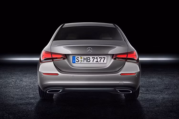 Vòng ra bên sườn, có thể thấy Mercedes-Benz A-Class Sedan 2019 được trang bị đường gân nằm thấp đơn giản và kính cửa sổ dốc xuống. Riêng thiết kế đuôi xe của Mercedes-Benz A-Class Sedan 2019 không giống với phiên bản L ở thị trường Trung Quốc. Tại đây, hãng Mercedes-Benz dùng đèn hậu 2 mảnh góc cạnh để trang trí cho đuôi xe đồng thời nhấn mạnh chiều rộng.