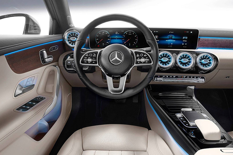 Trong khi đó, nội thất của Mercedes-Benz A200 2019 mới sử dụng ngôn ngữ thiết kế mới được ứng dụng trên các dòng C-Class, E-Class và S-Class mới của Mercedes-Benz. Mercedes-Benz trang bị cho A-Class L hệ thống thông tin giải trí MBUX - Mercedes-Benz User Experience tập trung vào trải nghiệm của người lái.