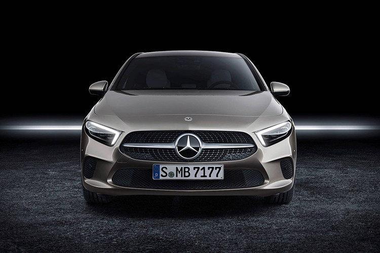 Về thiết kế bên ngoài, phần đầu xe vẫn tạo điểm nhấn từ; đèn pha góc cạnh sử dụng công nghệ Multibeam LED, hệ thống lưới tản nhiệt mới với họa tiết kim cương bắt mắt, lô-gô Mercedes-Benz cỡ lớn được đặt ở trung tâm lưới tản nhiệt, cản trước/sau mạ crom, cụm đèn hậy thiết kế mỏng, ống xả kép, la-zăng với tùy chọn 16inch đến 19inch…