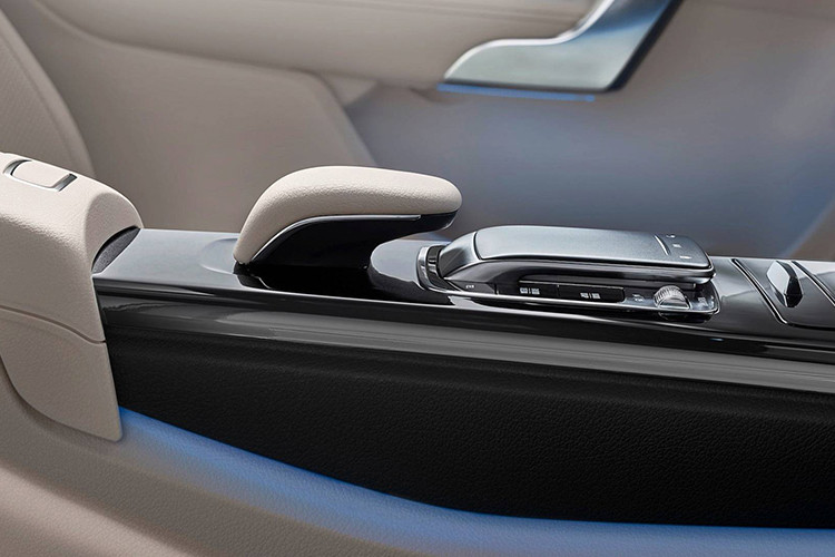 Ở Mercedes-Benz A-Class, cụm đồng hồ lái truyền thống nhường chỗ cho màn hình kỹ thuật số. Bên cạnh đó là màn hình hiển thị các thông tin về điều hướng và giải trí. Kích thước tổng của hai màn hình lên mức 10.25inch, chúng nối liền vào nhau dưới một tấm kính phủ.