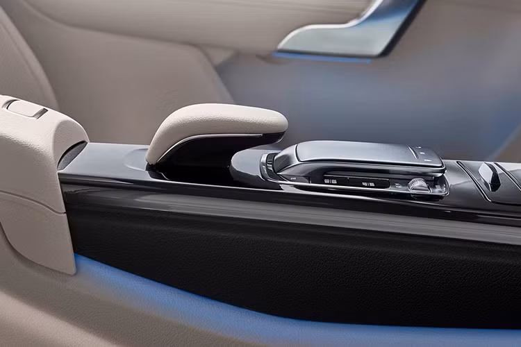 Ở Mercedes-Benz A-Class, cụm đồng hồ lái truyền thống nhường chỗ cho màn hình kỹ thuật số. Bên cạnh đó là màn hình hiển thị các thông tin về điều hướng và giải trí. Kích thước tổng của hai màn hình lên mức 10.25inch, chúng nối liền vào nhau dưới một tấm kính phủ.