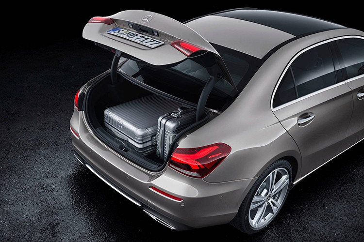 Về truyền động, Mercedes-Benz A200 mới sử dụng động cơ M282 tăng áp 1.33 lít 4 xi-lanh, được đồng phát triển với Renault, sản sinh ra công suất 163 mã lực và mô-men xoắn cực đại 250Nm trong khoảng tua máy 1.620 - 4.000 vòng/phút.