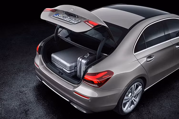 Về truyền động, Mercedes-Benz A200 mới sử dụng động cơ M282 tăng áp 1.33 lít 4 xi-lanh, được đồng phát triển với Renault, sản sinh ra công suất 163 mã lực và mô-men xoắn cực đại 250Nm trong khoảng tua máy 1.620 - 4.000 vòng/phút.