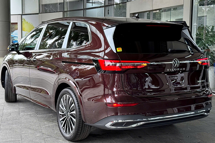 Volkswagen Viloran 2024 sử dụng cửa lùa cho 2 hàng ghế sau và bệ bước chân chỉnh điện bên sườn, vành hợp kim đa chấu 20 inch. Nộ thất xe với 3 hàng ghế thoải mái, với cấu hình 2+2+3 chỗ ngồi, đặc biệt hàng giữa có 2 ghế thương gia, có thể chỉnh độ ngả lưng tối đa 70 độ, tích hợp bệ đỡ bắp chân đồng thời có đủ tính năng sưởi ấm, làm mát, đèn viền trang trí nội thất 30 màu và massage...