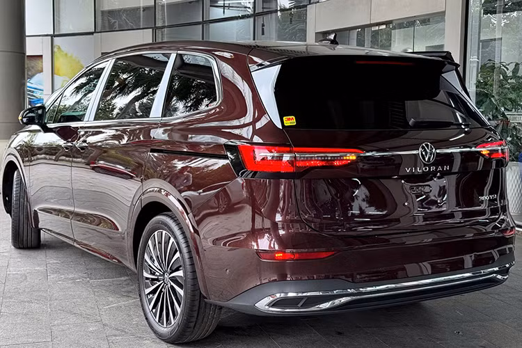 Volkswagen Viloran 2024 sử dụng cửa lùa cho 2 hàng ghế sau và bệ bước chân chỉnh điện bên sườn, vành hợp kim đa chấu 20 inch. Nộ thất xe với 3 hàng ghế thoải mái, với cấu hình 2+2+3 chỗ ngồi, đặc biệt hàng giữa có 2 ghế thương gia, có thể chỉnh độ ngả lưng tối đa 70 độ, tích hợp bệ đỡ bắp chân đồng thời có đủ tính năng sưởi ấm, làm mát, đèn viền trang trí nội thất 30 màu và massage...