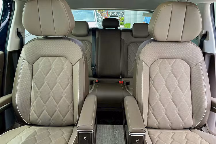 Chưa hết, Volkswagen Viloran còn có bảng đồng hồ kỹ thuật số 10,3 inch, màn hình cảm ứng trung tâm 12 inch, hỗ trợ kết nối Apple CarPlay/Android Auto, hệ thống âm thanh 8 loa, điều hòa tự động 3 vùng độc lập, sạc điện thoại không dây và cửa sổ trời toàn cảnh tiêu chuẩn.