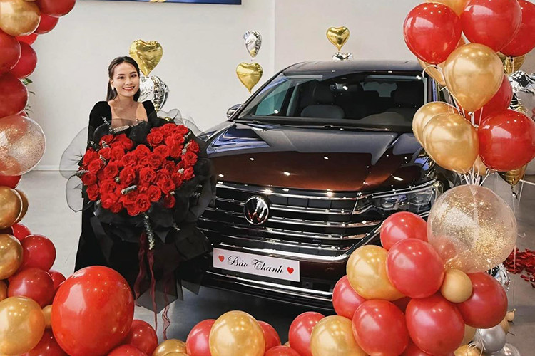 Kích thước dài x rộng x cao của MPV hạng sang Volkswagen Viloran lần lượt là 5.346 x 1.976 x 1.781 mm và chiều dài cơ sở 3.180 mm. So với Kia Carnival, mẫu xe này dài hơn 191 mm, hẹp hơn 19 mm, cao hơn 6 mm trong khi chiều dài cơ sở nhỉnh hơn đến 90 mm.