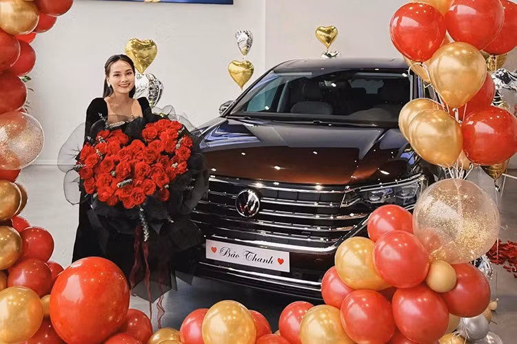 Kích thước dài x rộng x cao của MPV hạng sang Volkswagen Viloran lần lượt là 5.346 x 1.976 x 1.781 mm và chiều dài cơ sở 3.180 mm. So với Kia Carnival, mẫu xe này dài hơn 191 mm, hẹp hơn 19 mm, cao hơn 6 mm trong khi chiều dài cơ sở nhỉnh hơn đến 90 mm.