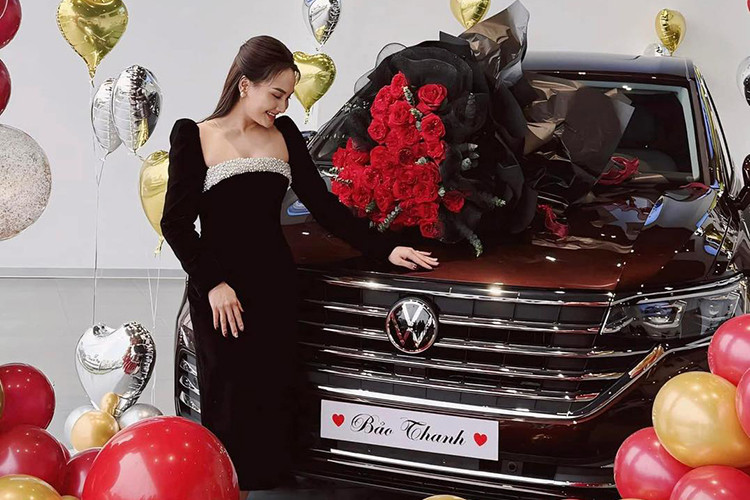 Có thể thấy, Volkswagen Viloran tuy đắt hơn đối thủ Kia Carnival bản 3.5G Signature 7S tại Việt Nam nhưng lại rẻ hơn 2 bản cao cấp nhất, lại còn có những ưu điểm riêng mà mẫu xe đến từ Hàn Quốc không có được. Đầu tiên là lợi thế về mặt kích thước vì mẫu MPV đến từ Đức dài, rộng hơn đối thủ. 