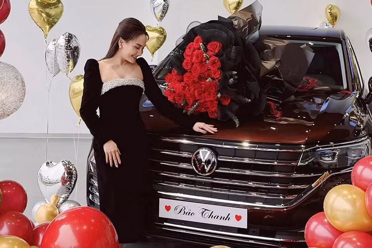 Có thể thấy, Volkswagen Viloran tuy đắt hơn đối thủ Kia Carnival bản 3.5G Signature 7S tại Việt Nam nhưng lại rẻ hơn 2 bản cao cấp nhất, lại còn có những ưu điểm riêng mà mẫu xe đến từ Hàn Quốc không có được. Đầu tiên là lợi thế về mặt kích thước vì mẫu MPV đến từ Đức dài, rộng hơn đối thủ. 