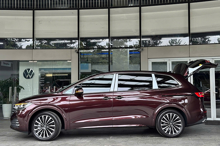 Tiếp đến, Volkswagen Viloran là 1 chiếc xe MPV cỡ lớn cao cấp, với nhiều trang bị rất ấn tượng, chẳng hạn xe được trang bị cụm đèn pha IQ.Light LED hiện đại, cụm đèn hậu LED đối xứng, không trải dài hết đuôi xe như các mẫu xe MPV ngày nay, tất nhiên là 1 chiếc xe MPV cao cấp.