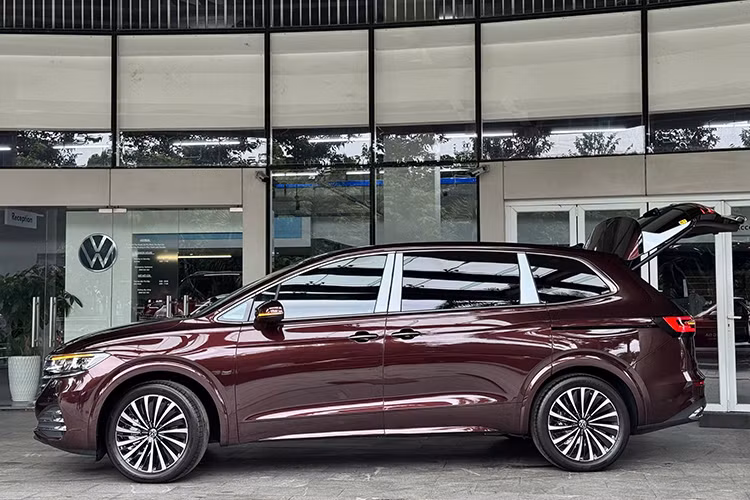 Tiếp đến, Volkswagen Viloran là 1 chiếc xe MPV cỡ lớn cao cấp, với nhiều trang bị rất ấn tượng, chẳng hạn xe được trang bị cụm đèn pha IQ.Light LED hiện đại, cụm đèn hậu LED đối xứng, không trải dài hết đuôi xe như các mẫu xe MPV ngày nay, tất nhiên là 1 chiếc xe MPV cao cấp.