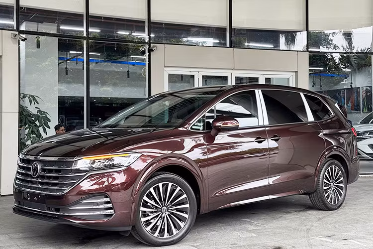 Sự lựa chọn của Bảo Thanh tiếp tục khẳng định sức hút của Volkswagen Viloran trong phân khúc MPV hạng sang, đồng thời cho thấy độ chịu chơi của nữ diễn viên dù đã tạm rời xa màn ảnh. Nhìn chung, Viloran xứng đáng là chiếc MPV chuẩn thương gia ưng ý dành cho nhóm khách doanh nhân, những ngôi sao nổi tiếng hay các gia đình nhiều thế hệ... 