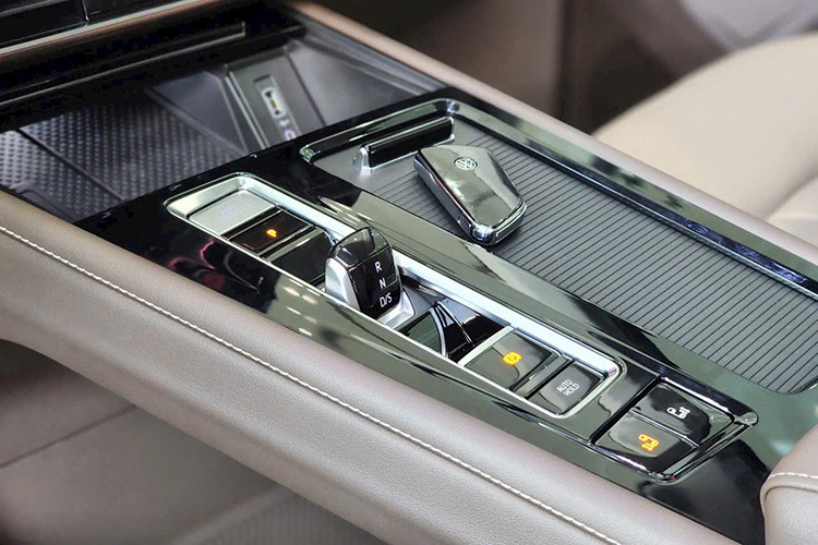 Sức mạnh trên chiếc xe MPV cỡ lớn Volkswagen Viloran 2024 của Minh "Nhựa" mới tậu là khối động cơ xăng 4 xi-lanh, tăng áp, dung tích 2.0 lít, với công suất tối đa 220 mã lực và mô-men xoắn cực đại 350 Nm. Động cơ đi với hộp số tự động ly hợp kép ướt 7 cấp.