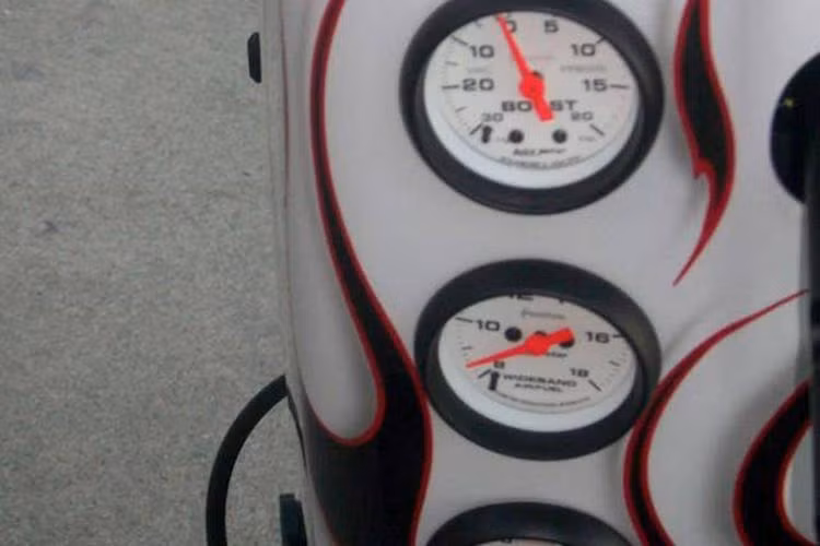 Sau khi tháo rời mọi bộ phận, bộ khung được sơn lại hoàn toàn, hệ thống hộp điện cũng được sơn lại với tông màu trắng kèm hoa văn lửa phong cách Hot Rod. Đi kèm với đó là 1 loạt “đồ chơi” như đồng hồ, hệ thống điện, ECU... được thay mới.