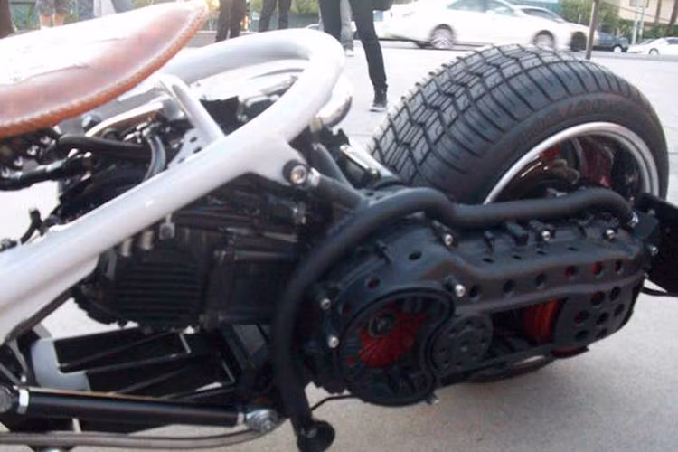 Vỏ giảm xóc của hệ thống treo được mạ chrome, cùng hệ thống khung chính được gia cố với trục chống vặn ở giữa thân xe. Gác chân bằng vật liệu nhôm, chế tác bằng công nghệ CNC. Chân chống, lốp, mâm xe và hệ thống treo... được chế tác hoàn toàn mới.