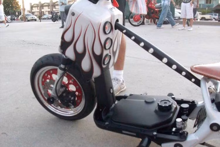 Chiếc xe đình đám lần này là 1 chiếc Zoomer đến từ California, được hãng độ Ruckster nâng cấp toàn diện và chỉ còn duy nhất bộ khung là tương đối nguyên bản. Động cơ 49cc nguyên bản được thay thế bằng khối động cơ GY6 dung tích 125cc, làm mát bằng dung dịch.