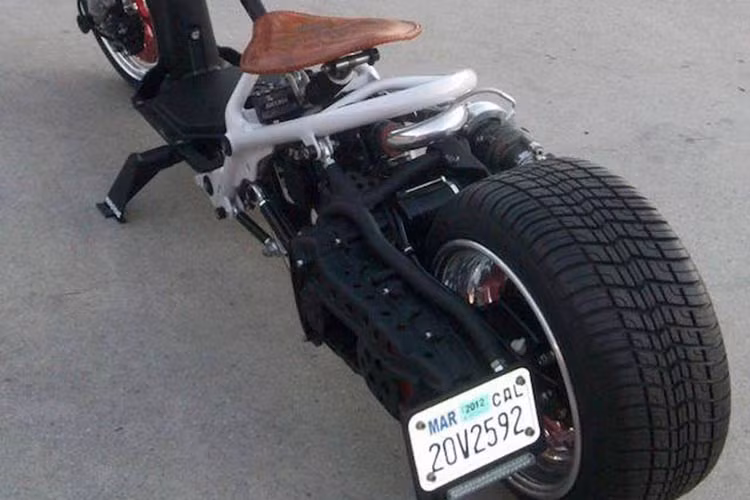 Hệ thống truyền động (nồi văng ly hợp) được nâng cấp từ thương hiệu Dr.Pulley, toàn bộ khối máy sơn đen sần với lốc máy hở giúp tản nhiệt tốt. Hệ thống giảm xóc bắt trực tiếp vào thân máy đi kèm chi tiết gắn biển bố trí sáng bên hông xe.