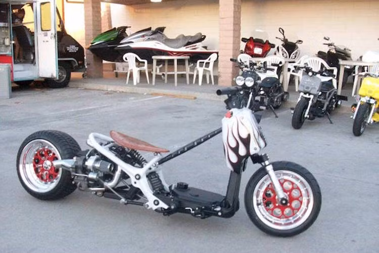 Không chỉ là một mẫu xe “lạ” cho những người trẻ, Honda Zoomer đã trở thành một thú chơi độc đáo, thu hút cộng đồng chơi rộng khắp, đặc biệt là tại Mỹ, Châu Á và Việt Nam cũng không phải là ngoại lệ.