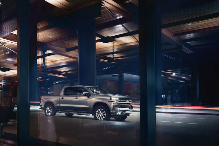 Trong khi đó, bản LT, RST và LT Trail Boss có thể sử dụng động cơ V8, dung tích 5,3 lít, máy xăng 4 xi-lanh 2,7 lít mới hoặc diesel 6 xi-lanh thẳng hàng, dung tích 3.0 lít. Trong đó, động cơ diesel Duramax có công nghệ Stop-Start và hộp số tự động 10 cấp. Dự kiến, đến cuối năm sau, Chevrolet Silverado 2019 mới bắt đầu dùng động cơ diesel này.