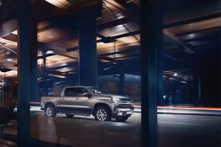 Trong khi đó, bản LT, RST và LT Trail Boss có thể sử dụng động cơ V8, dung tích 5,3 lít, máy xăng 4 xi-lanh 2,7 lít mới hoặc diesel 6 xi-lanh thẳng hàng, dung tích 3.0 lít. Trong đó, động cơ diesel Duramax có công nghệ Stop-Start và hộp số tự động 10 cấp. Dự kiến, đến cuối năm sau, Chevrolet Silverado 2019 mới bắt đầu dùng động cơ diesel này.