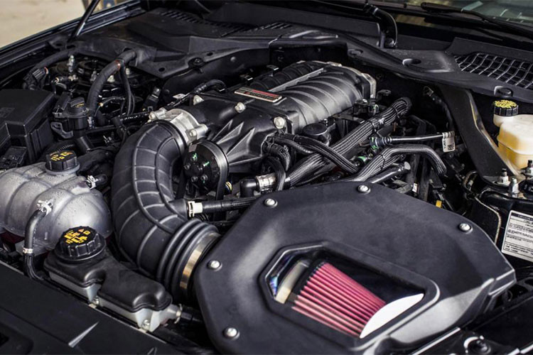 Về sức mạnh, Ford Mustang GT Eagle Squadron được trang bị khối động cơ V8 5.0L đi kèm hệ thống siêu nạp Ford Performance, giúp sản sinh công suất 700 mã lực và mômen xoắn cực đại 826 Nm.