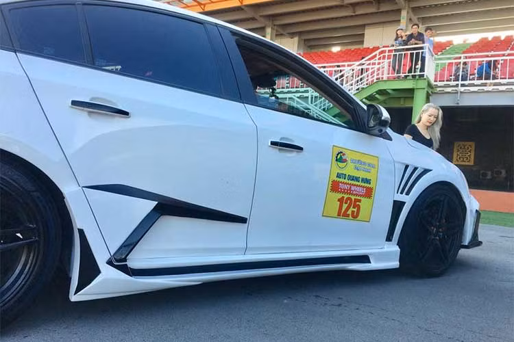 Bộ cản của xe làm từ vật liệu composite, được xưởng độ Phi Long tại Sài Gòn tự thiết kế và hoàn thiện. Líp và hông xe cũng được chế tạo thủ công.