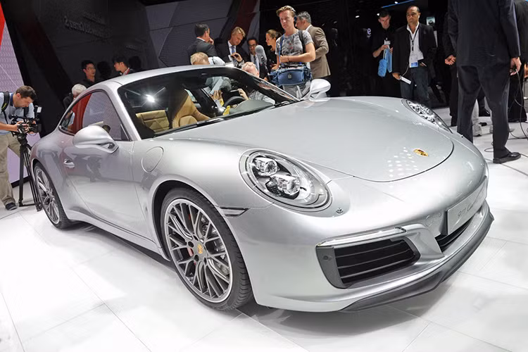 Trên Carrera bản chuẩn, nó tạo ra công suất tối đa 370 mã lực và lực mô-men xoắn cực đại 450 Nm.