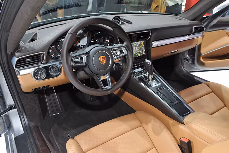 Nội thất xe cũng được làm mới hiện đại, sang trong và nổi bật hơn với các thiết bị giải trí theo đúng xu hướng của thời đại.