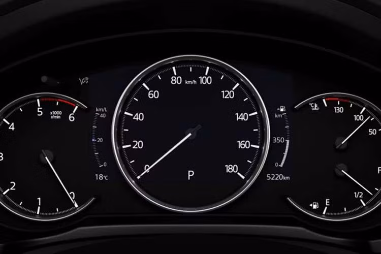 Ngoài ra, Mazda CX-5 2019 tại thị trường Nhật Bản còn có động cơ diesel SkyActiv-D 4 xi-lanh, tăng áp, dung tích 2,2 lít, tạo ra công suất tối đa 172 mã lực và mô-men xoắn cực đại 420 Nm. Sức mạnh được truyền tới bánh thông qua hộp số 6 cấp. Điều này giúp nó là mẫu xe duy nhất trong phân khúc crossover cỡ C tại Nhật Bản có phiên bản số sàn.