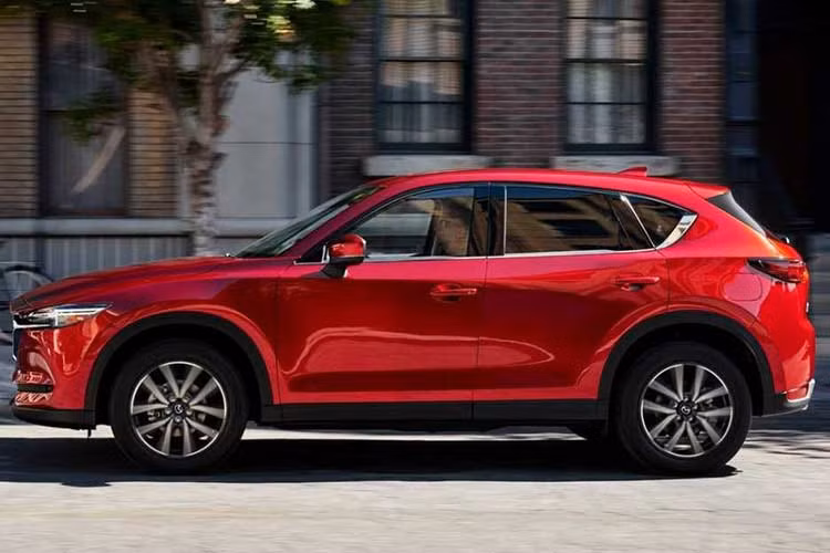 Cuối cùng, Mazda CX-5 2019 được bổ sung phiên bản đặc biệt mới mang tên Exclusive Mode, có thể dùng động cơ xăng tăng áp mới hoặc diesel. Là phiên bản cao cấp nhất của Mazda CX-5 2019, Exclusive Mode sẽ đi kèm bộ vành hợp kim 19 inch sơn màu tối mới, ghế bọc da Nappa màu đỏ Deep Red, các chi tiết ốp gỗ và nhiều công nghệ đi kèm...
