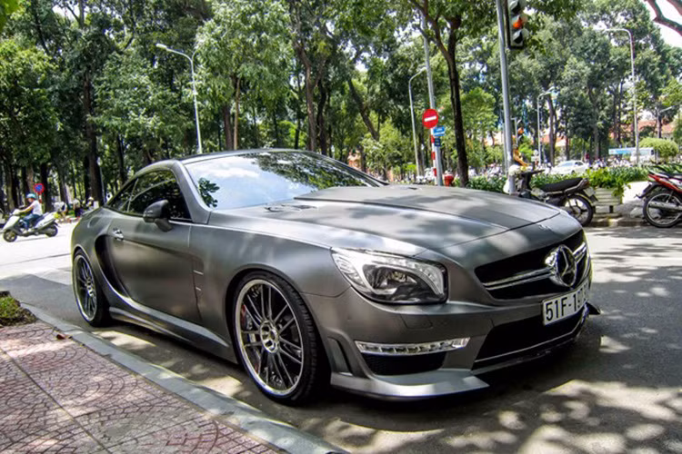  Mercedes SL350 2014 là một trong những mẫu xe hiếm tại Việt Nam thuộc sở hữu của một người chơi xe tại TP HCM, nó đã được độ mạnh dàn vỏ ngoài, đồng thời lắp mâm đường kính lớn mạ chrome.