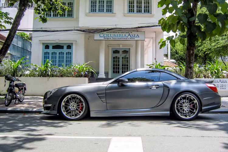 Điểm đáng chú ý trên SL là bodykit được độ mạnh tay. Cản trước thể thao hơn, thêm dải LED định vị, nhiều khe hút gió và khuếch tán.