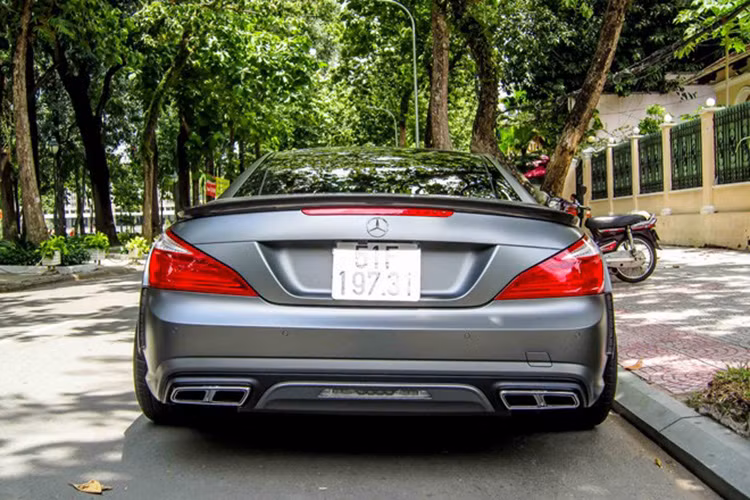 Ống pô zin hai họng đươc thay bằng pô kép hiệu suất cao, bốn họng xả hình bình hành đặc trưng trên những chiếc Mercedes - AMG.