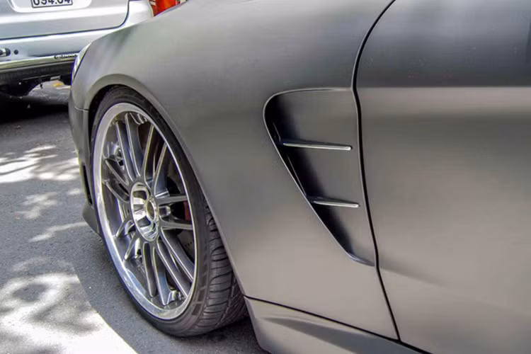 Phía sau vòm bánh trước được cắt khe khuếch tán khá mạnh tay tạo vẻ hầm hố, thể thao cho chiếc xe này.