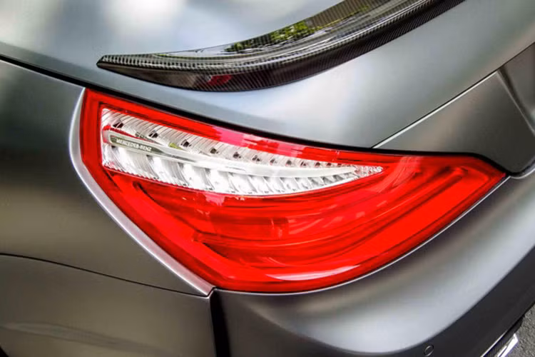 Cánh gió nhỏ bằng sợi carbon được ốp thêm trên nắp cốp sau. Hệ thống đèn hậu vẫn được giữ lại. Bên hông cản sau được cắt một khe khuếch tán.