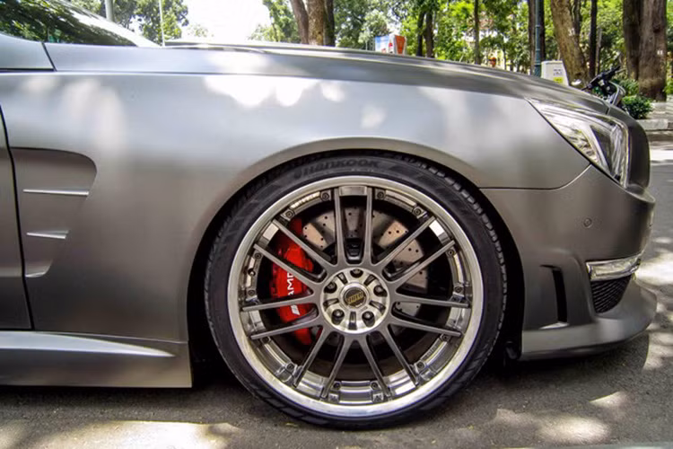 Bộ vành thể thao 14 chấu "hàng độc" được thử riêng có đường kính lớn mạ chrome thay cho vành hợp kim 5 chấu nguyên bản.