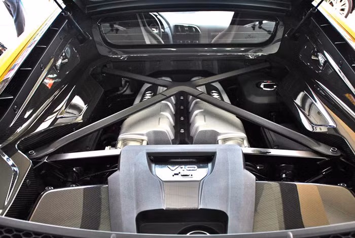 Siêu xe R8 phiên bản mới này có khả năng tăng tốc 0-100km/h chỉ mất 3,2 giây, từ 0-200km/h mất 9,9 giây và vận tốc cực đại sẽ là 330km/h. Cho đến nay, bản R8 V10 Plus là mẫu xe bán đại trà nhanh nhất mọi thời đại của hãng xe Audi.