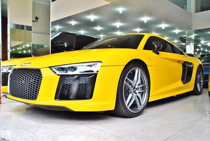 Hiện chỉ có 2 chiếc siêu xe Audi R8 V10 plus phiên bản 2016 tại Việt Nam, một chiếc chính hãng đang được để tại showroom Audi Việt Nam còn chiếc xe được dán màu độc này hiện được một showroom bán xe nhập khẩu tư nhân niêm yết với mức giá 11,5 tỷ đồng.