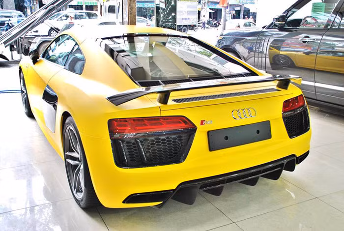 Tính khí động học được thể hiện rõ nét nhờ những khe đặt dọc nhằm giảm luồng gió quẩn phía đuôi xe ngăn cản khả năng tăng ốc. Miệng ống xả hình thang thay cho kiểu ống xả hình tròn trên phiên bản R8 đời 2013.