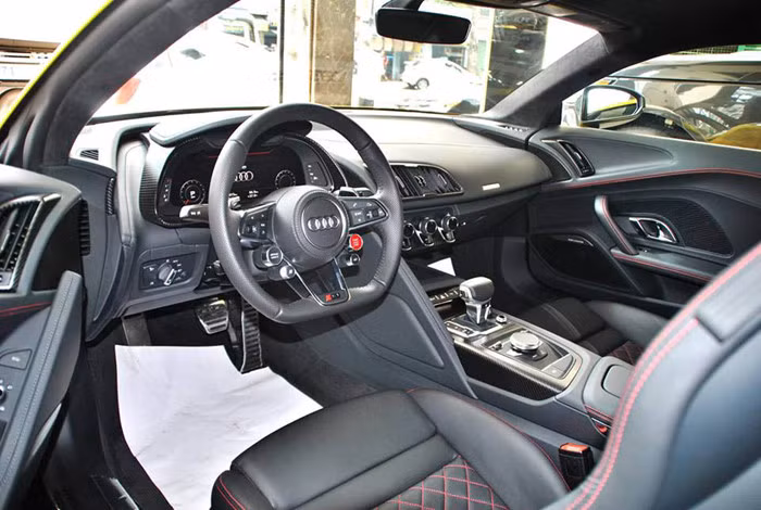 Về tổng thẻ, nội thất xe chủ yếu là màu đen với ghế bọc da thể thao, bảng điều khiển trung tâm hướng về người lái với thiết kế gọn gàng đẹp mắt.