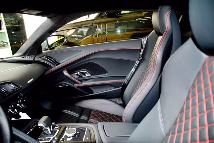 Ngoài việc được trang bị nội thất với chất liẹu cao cấp, một số tuỳ chọn dành cho xe như hệ thống âm thanh 13 loa Bang &amp; Olufsen 550 watt...