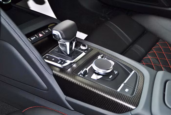 Audi R8 V10 Plus 2016 sử dụng động cơ nạp khí tự nhiên V10 dung tích 5.204cc đạt công suất 610 mã lực tại 8.250v/ph và mô-men xoắn cực đại 560Nm tại 6.500v/ph, hộp số tự động thể thao 7 cấp S Tronic và dẫn động 4 bánh toàn thời gian quattro.