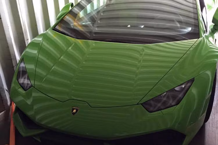 Sở hữu ngoại thất màu xanh cốm bắt mắt, chiếc Huracan thứ 2 tại Việt Nam được một đơn vị chuyên nhập khẩu siêu xe đưa về nước. 