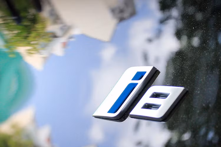 Được biết chiếc BMW i8 lần này về Việt Nam là chiếc thứ 3, nó sẽ nằm trong một garage xe "khủng" hàng đầu Việt Nam.