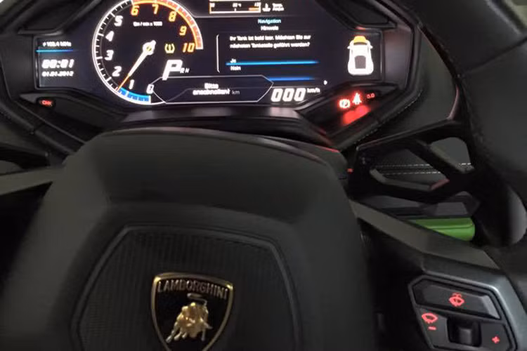 Cụm dồng hồ cùng logo của lamborghini trên vô lăng chiếc Huracan màu xanh lá thứ 2 tại Việt Nam.