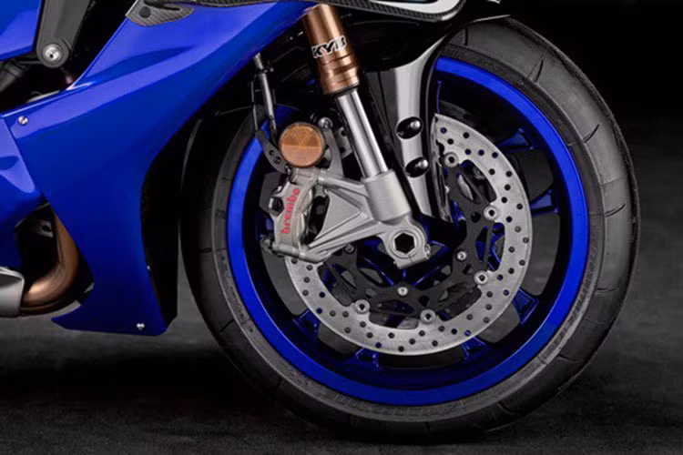 Phiên bản 2025 được cải thiện khả năng vào cua và hiệu suất khí động học. Phía trước có cánh gió (spoiler) lớn hơn, yên xe cũng được thiết kế lại giúp người lái thay đổi tư thế dễ dàng hơn và bám xe tốt hơn.