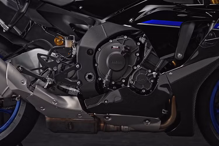 Hệ thống treo trước sử dụng phuộc KYB với công nghệ SDF (Separate Damping force Function), giúp điều chỉnh lực giảm xóc chính xác. Hệ thống phanh trước trang bị kẹp phanh Brembo Stylema và kẹp phanh dạng radial, tăng hiệu quả phanh. 