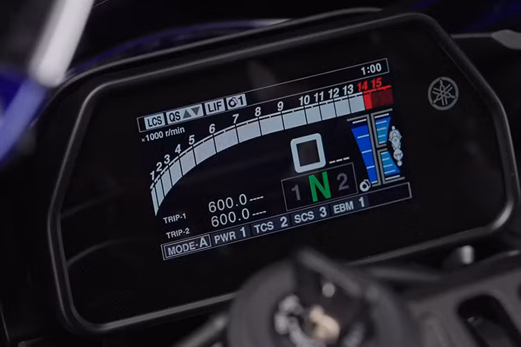 Cả hai phiên bản Yamaha YZF-R1 và YZF-R1M 2025 thế hệ mới này đều cho công suất cực đại 200 mã lực tại 13.000 vòng/phút và mô-men xoắn cực đại 113 Nm tại 11.500 vòng/phút.