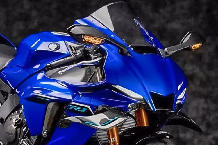 Siêu môtô Yamaha YZF-R1 và YZF-R1M 2025 sử dụng động cơ 4 xy lanh thẳng hàng loại DOHC, tổng dung tích 997cc, làm mát bằng dung dịch. Đặc biệt, động cơ này dùng trục khuỷu kiểu crossplane, giúp các xy-lanh không đốt cháy đồng thời như động cơ 4 xi-lanh truyền thống, mang lại cảm giác tăng tốc khác biệt.